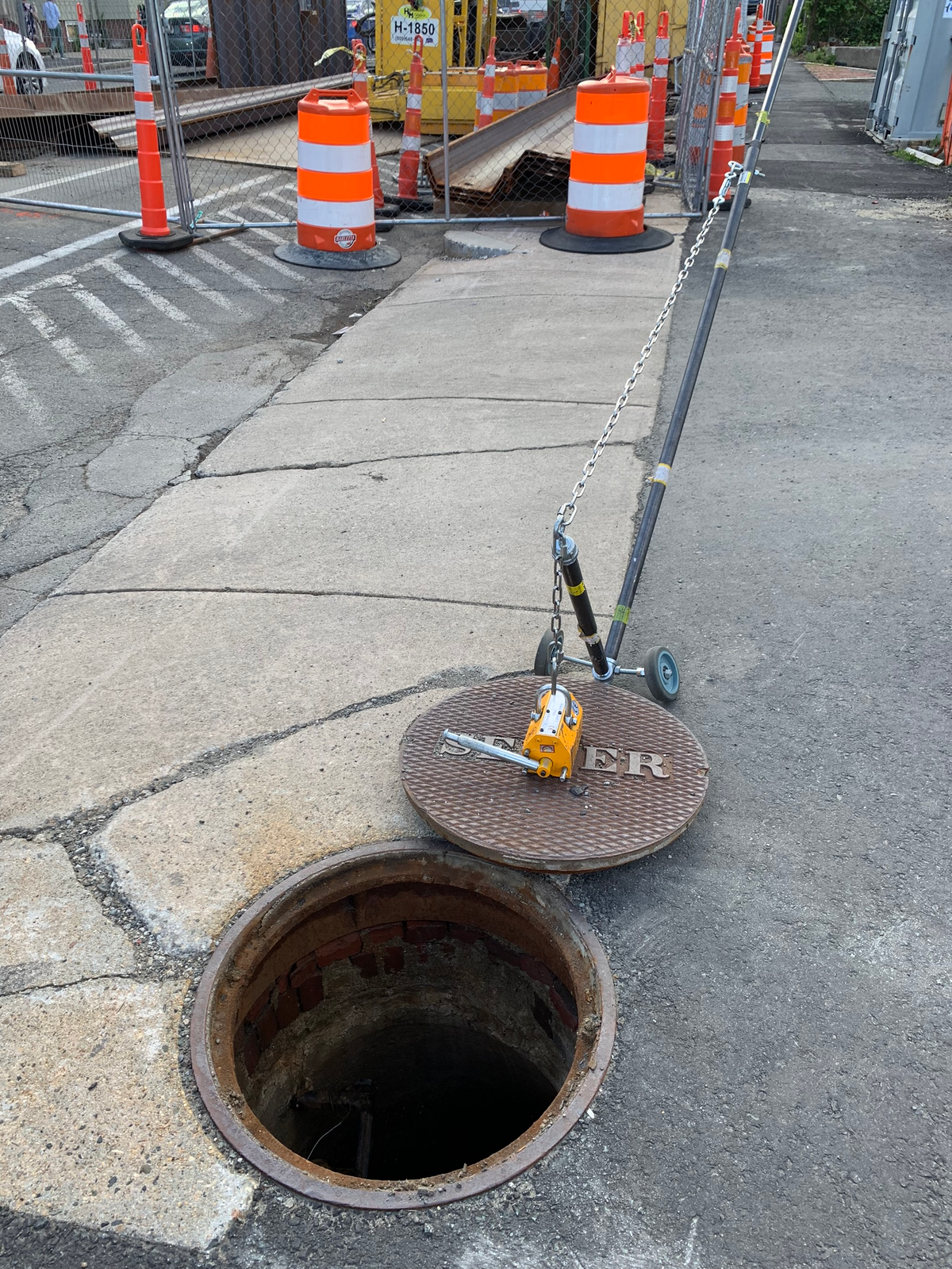 High load manhole lifter